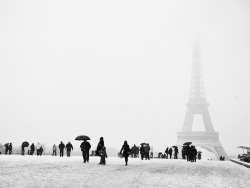 Black-And-White:  La Tour Eiffel Sous La Neige (By . Adrien .)   Paris In The Winter!