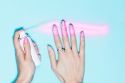 Say hello to spray on nail polish - the world’s fastest manicure!  Perfectly polished nails are only a spray away! Get ready with a base coat, spray over the nail area and then wash your hands to reveal a show stopping manicure.Available in Silver