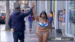 thelandbeyondthewall :  l20music :  fatshitcray :  datzhott :  Plus-size kvinna vaggar Bikini på Hollywood Boulevard för att främja Body Acceptans Los Angeles är känt för många saker: bra väder, en avslappnad livsstil, och Hollywoods största