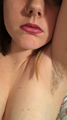 achselhaare: missburr24:  I started growing my body hair as a part of no shave November, but now I’m beginning to love my hair and feel confident in it. ❤️  I reblogged your photo on www.dont-shave.com 