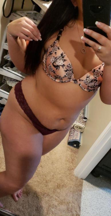 hugelovedezire:  Happy Monday everyone! Loving my new bra and panties! What are your thoughts?[OC] [F27]