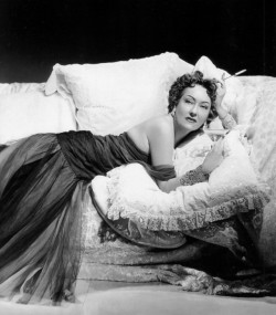 figililly:  Gloria Swanson as Norma Desmond &ldquo;Sunset Boulevard&rdquo;  (1950) 