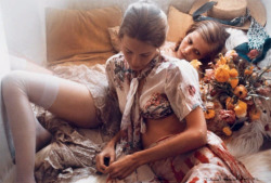 totalement70:  David Hamilton - Jeunes amies sur un lit, 1972.