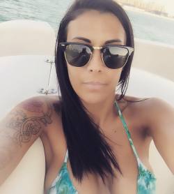 Superbe journee en bateau 😍 #dubai #instalove #instagood #instafriend #sun #boat #sunglasses #sea #french #girl by doublement_maman http://ift.tt/1U8Ld1w