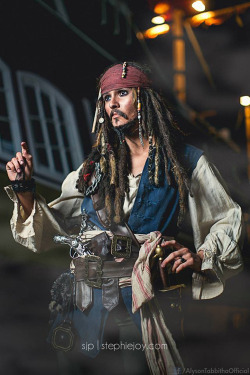 mulanwithad:queen-of-the-rising-demons:the-masters-fallen-angel:cosplayadoration:Captain Jack Sparrow. / Model/Makeup/Costume: Alyson Tabbitha / Photographer: Stephie Joy PhotographyWHATWHATWHAT DO YOU MEAN THOSE AREN’T PHOTOS OF JOHNNY DEPP