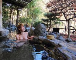 Japanese onsen, via oguro.keita  群馬県 老神温泉「伍楼閣」露天風呂百選に選ばれた趣ある混浴露天です。  