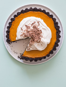 wehavethemunchies:  Pumpkin Pie with a Chocolate Crust 