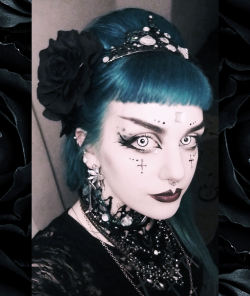 manic-moth:  http://manic-moth.tumblr.com/ And another make up pic from last Friday ^^. I wore the jewelry I made for my drow costume… quite wearable on a daily basis (๑ᴖ◡ᴖ๑). 
