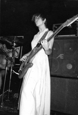 the-owls-are-not-what-they-seem:  Kira Roessler. Bassist for Black Flag; 1984. 