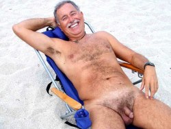 guyzbeach:  Follow Guyzbeach, a collection of natural men naked at the beach ! 