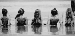 alicelilyy:  klassy-youth:  eau-so-fab:  pohpy:  rosified:  indi-an-a:  rosallita:  reblooms:  ex-oti-c:  this is so cute! imagine just sitting there, on the beach, with all your best friends staring into the ocean (and hot guys walking past)  what if