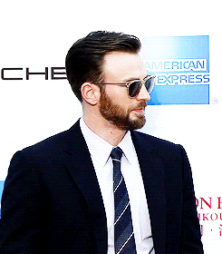  Chris Evans pon the red carpet for the 2014 Mission Hills World Celebrity Pro-Am golf tournament in Haikou city, south China’s Hainan province, 24 October 2014.   The man who makes walking an art form.