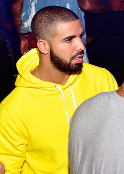 shenellemonet:  diancie:  celebritiesofcolor:   Drake at Hot 107.9’s 20th birthday bash in Atlanta    the gif is so accurate