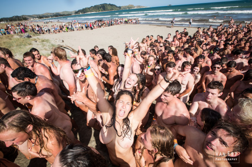 thenudecity:  Cloudy skies did not deter just over 500 people from stripping off in Gisborne to break the world skinny-dipping record. The record, which stood at 413, was broken by 506 revellers at Midway Beach on Sunday afternoon, organisers BW Camping
