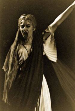 operaqueen:  Maria Callas, Norma.