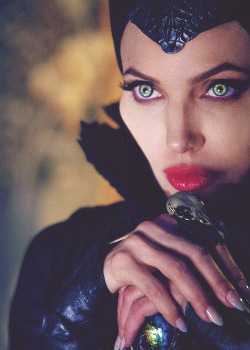 goinfinitedreams:  Angelina Jolie as Maleficent en We Heart It. 