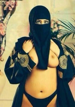 ppnnss:  Sexy Arab  Nice breasts!!