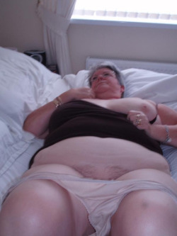 This fat older lady looks so sexy with her panties pulled part way down. Imagine how much fun she would be in bed with a young energetic stud that appreciates older women?Find mature sex partners in your local area!