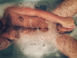 wolfysuxx:Fun in the Tub™