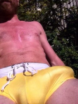 diggory10000:  hugehunglondon:In my garden, bulging everywhere… Here’s a horse hung mate of mine showing off his epic bulge… need to get some pics of the two of us together sometime ;) give him a follow guys 