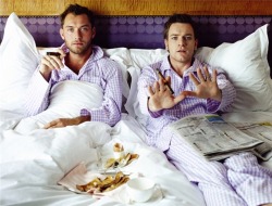 heartlesshippie:  lickystickypickyme: Men in bed.Law and McGregor. xD OMG MINE!!!!