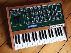 taketori:  si7:  bardiche-side-b: Leipzig-K Synthesizer (green) (via stupid is the new clever)  