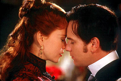 randomanimosity:  fuckyeahmoviecouples: Moulin Rouge - Nicole Kidman and Ewan McGregor  J'adore le film, mais j'aime Ewan McGregor :]