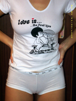 Vanilla shirt - hot pants! (via thecameltoe)