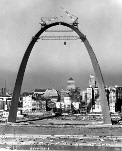 United States Jefferson National Expansion Memorial. St.Louis, Missouri architect: Eero Saarinenphoto:  Bob Arteaga, 1965