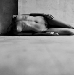 delicatesexandlove:  rawpix:  focus by vi.sualize.us on Point.(via john-marshall)  A delicate blog of artistic nudes &amp; tender love(via Tumblr app)