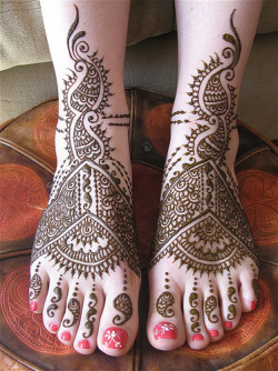 kari-shma:  bridal henna feet (via darcitananda)