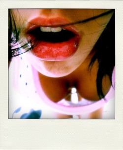 Was für ein geiler Mund, wer würde bitte nicht gerne von diesen Lippen geblasen werden und in diesem Mund abspritzen wollen?