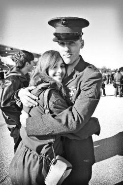 mustberochelle:  fuckyeahprettygirls:  Catie and her fiance that is in the Marines. I LOVE THIS. :) http://loverseyes.tumblr.com/  @loverseyes awww girl thats wonderful   Thank you :)