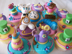 Kari-Shma:  Alice In Wonderland Cupcakes :) (Via Gabby Cupcakes) 