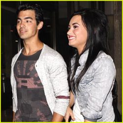 fuckyeahdemilovato:  Joe Jonas &amp; Demi Lovato: Arclight Date Night!  They&rsquo;re so cute together! Gotta love'em. :) 