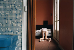 Hotel Baudin photo by Elene Usdin, Autoportrait aux matelas series