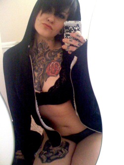 inkedgirls:  pikks:  lovely selfshot girl with hot tattoos  (via brandensuicide)  (via inkedgirls)