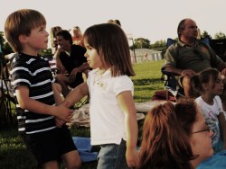 pip-pip-cheerio:  hotpotatohot:justphoebe:tw0worldsapartt:flo-cho:cloudyskies:brendalupin:bonily:raindropsandsunspots:staree:dearmary:   Let me just share with you the story of these two little kids. This boy and this girl, are in love. As young as they