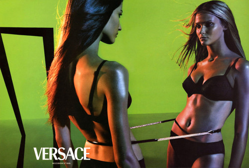 Sex Carmen Kass and Gisele Bundchen for Versace pictures