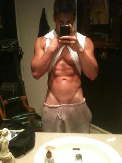 prettypoisonthings:  thebeautythatisman:  (via pablobond)   Hot young jock in the mirror.