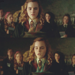 dailypotter:  wizardwheeze:  catitaaa:tumbldore-:fuckyeahronhermione:    What was the third smell that Hermione smelt in the amortentia potion? J.K. Rowling: I think it was his hair. Every individual has very distinctive-smelling hair, don’t you find?
