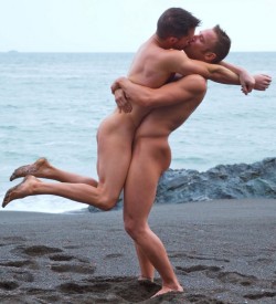 wet-men:  goatees:  frigate:  its a beach  weekend -yey  kiss… 