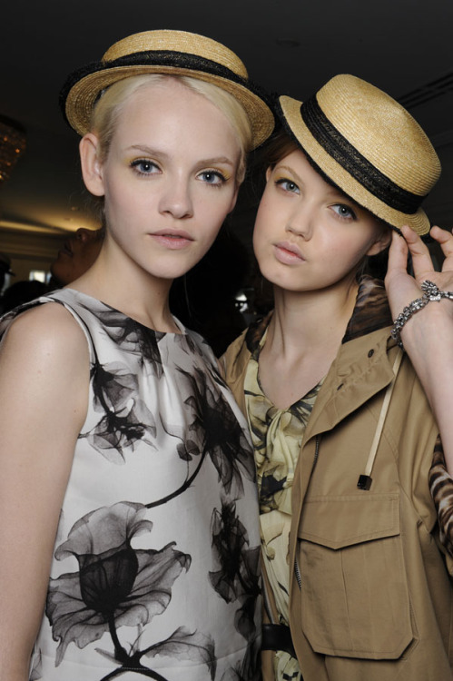 Ginta Lapina and Lindsey Wixson backstage porn pictures