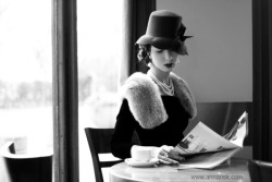 aristocratic-elegance:  itsdelovely:  nattyboo:  teacupcake:afairpoppet:wolfdancer:Coffee in Paris     Jestem absolutnie zakochana w tym zdjęciu. Jest w nim wszystko to, co mnie zachwyca - piękna kobieta, atmosfera starego zdjęcia, poranna kawa przy