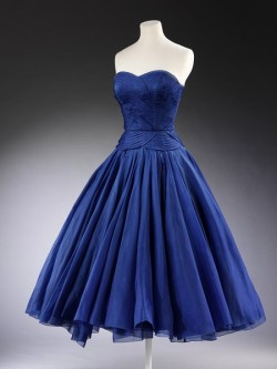 ldcsoundsystem:  savedbythesouthernbelle:  brancrisp:  charethcutestory:  omgthatdress:  evening dress worn by Princess Margaret ca. 1951 via The Victoria &amp; Albert Museum      
