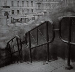 themurkydepths:  Part of a series called City of Shadows by the Russian-born photographer Alex Titarenko:   Creepy, bez dwóch zdań. Okropnie creepy. Cienie tych ludzi są jak te zjawy u Beksińskiego.