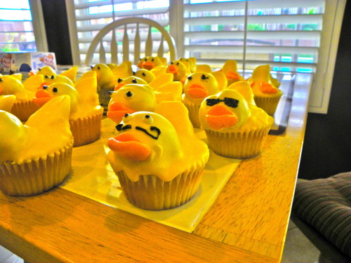 onlycupcakes:  Crazy adorable duck cupcakes submitted by Cindy and Becca! 