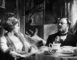 Panna Charlotta B. z panem Archibaldem Reaburn w czasie porannego śniadania na wsi. Co za szkoda, że pan Archibald nie ma pięknie utrzymanych faworytów.