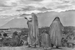 Srinagar, Kashmir photo by Henri Cartier-Bresson, 1948