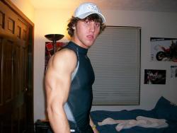  Amateur college muscle. This dude has solid rockin’ arm and great abs. 
